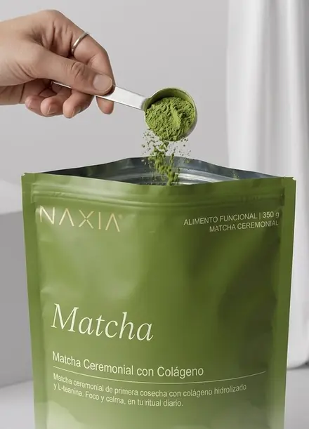 Cuchara dosificadora con matcha NAXIA sobre la bolsa abierta
